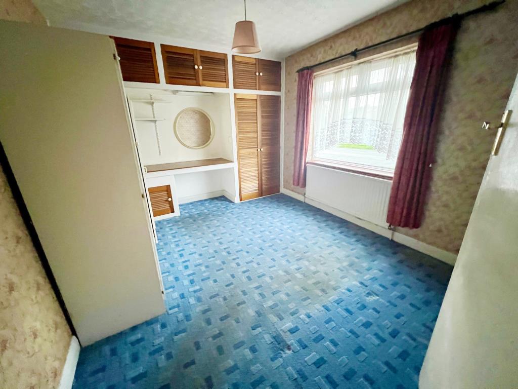 Lot: 118 - EXTENDED SEMI-DETACHED HOUSE FOR IMPROVEMENT AND REPAIR - Bedroom